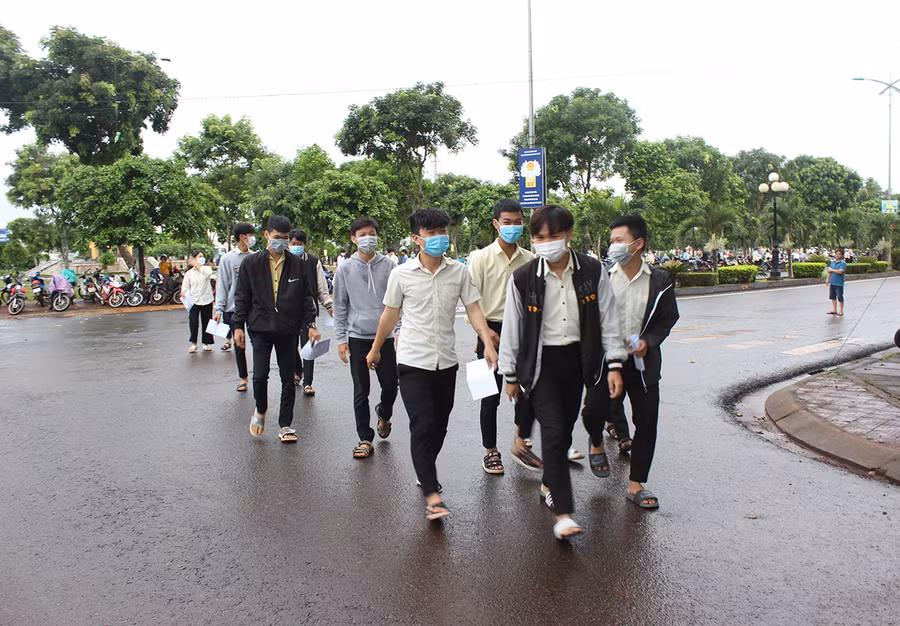 Thí sinh tại điểm thi Trường THPT Nguyễn Thái Học( thị trấn Nhơn Hòa, huyện Chư Pưh) chuẩn bị vào phòng thi. Ảnh: Nguyễn Diệp