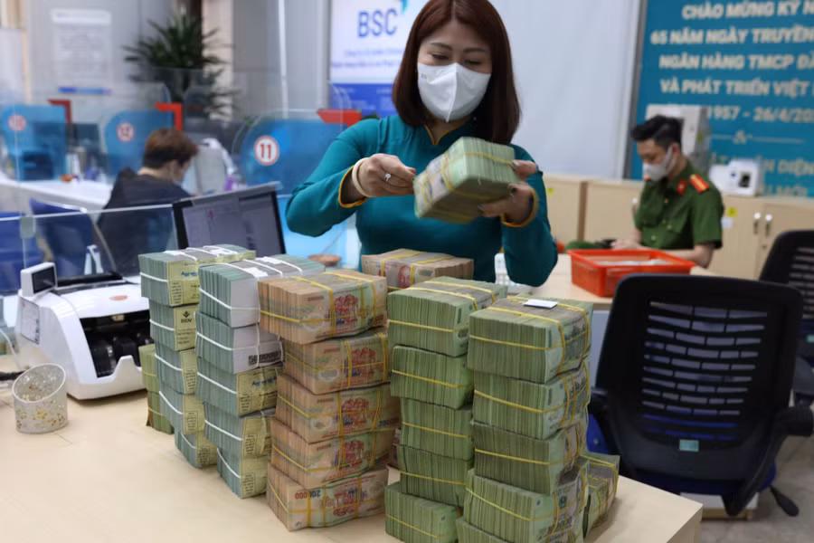  Người dân có nhu cầu vay cần tìm hiểu thủ tục tại ngân hàng, công ty tài chính được Ngân hàng Nhà nước cấp phép. Ảnh: Ngọc Thắng