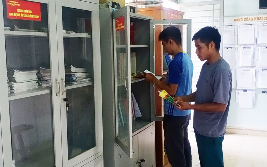  Người dân xã Ia Mơr tìm kiếm thông tin tại tủ sách pháp luật. Ảnh: Phương Dung