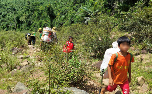 Trẻ em theo mẹ gùi hàng hóa vào các mỏ vàng Trẻ em theo mẹ gùi hàng hóa vào các mỏ vàng