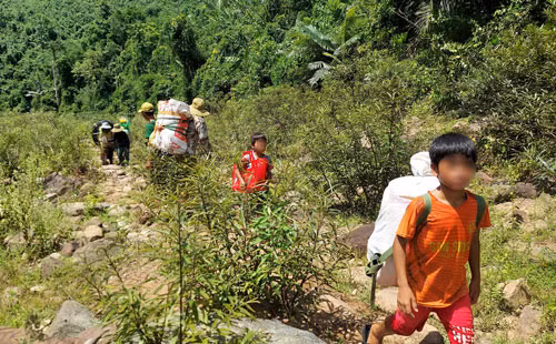Trẻ em theo mẹ gùi hàng hóa vào các mỏ vàng