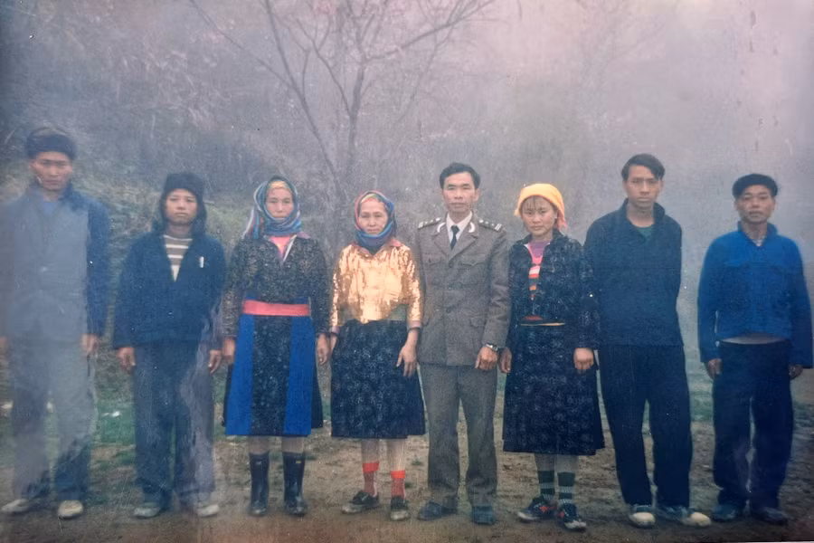 Trung tá Vũ Duy Quyết, đồn trưởng ĐBP Săm Pun và những người dân tiêu biểu trong công tác chống lấn chiếm tại Lùng Vần Chải, năm 1997. Ảnh: Tư liệu