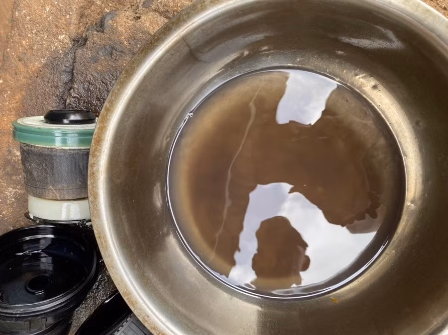  Dầu lẫn nước mà ông H. phản ảnh bị đổ vào xe. Ảnh: Người dân cung cấp