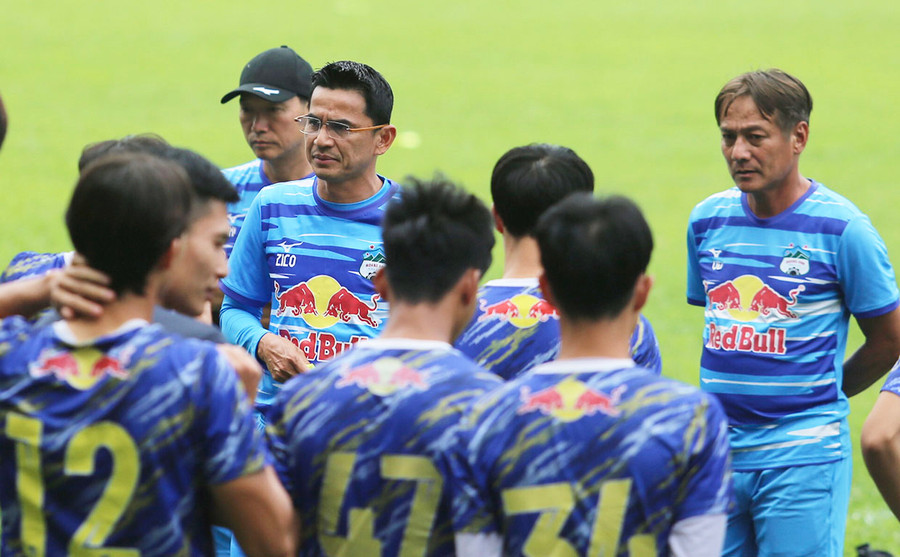 HLV Kiatisak dặn dò các học trò trước trận cầu quan trọng trên sân Pleiku. Ảnh: Văn Ngọc