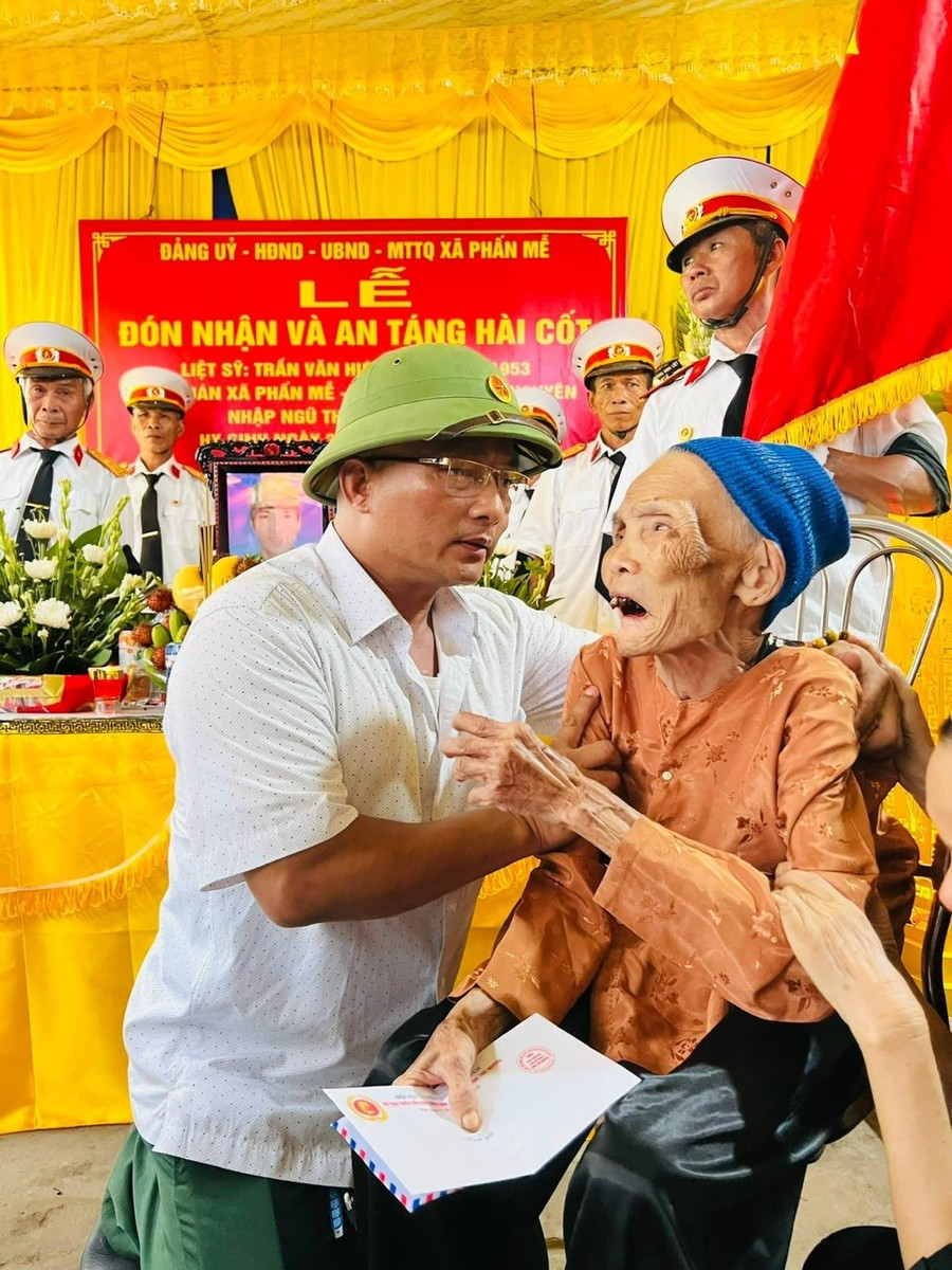 Anh Hùng xúc động khi đưa HCLS về cho người mẹ đã ngoài 100 tuổi. Ảnh: NVCC