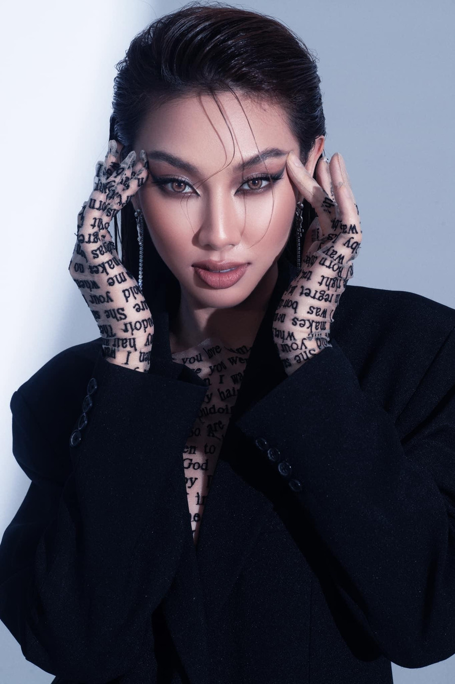  Nhan sắc và thần thái của Thuỳ Tiên được đánh giá là không hề thua kém Lương Thuỳ Linh khi cùng diện một thiết kế.