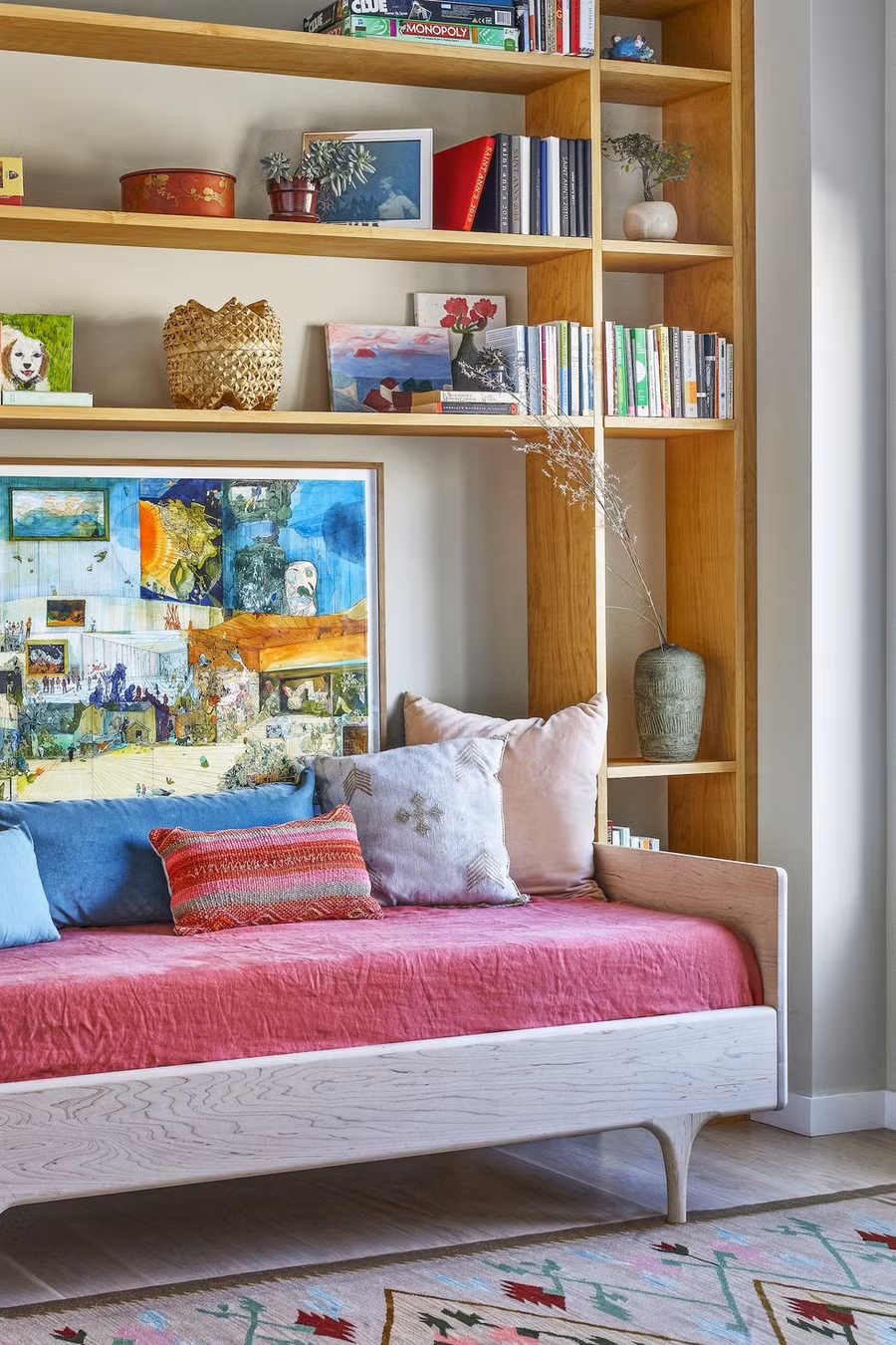 Với trường kỷ được đóng khung bởi giá sách tích hợp tùy chỉnh, là nơi lý tưởng để đọc sách.