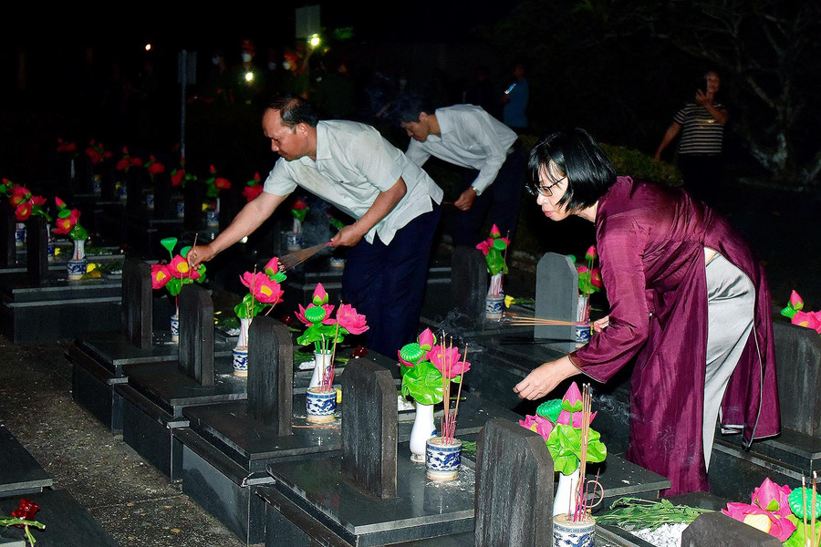 Các đồng chí lãnh đạo Tỉnh ủy, UBND tỉnh dâng hương tại phần mộ các liệt sĩ. Ảnh: Đức Thụy