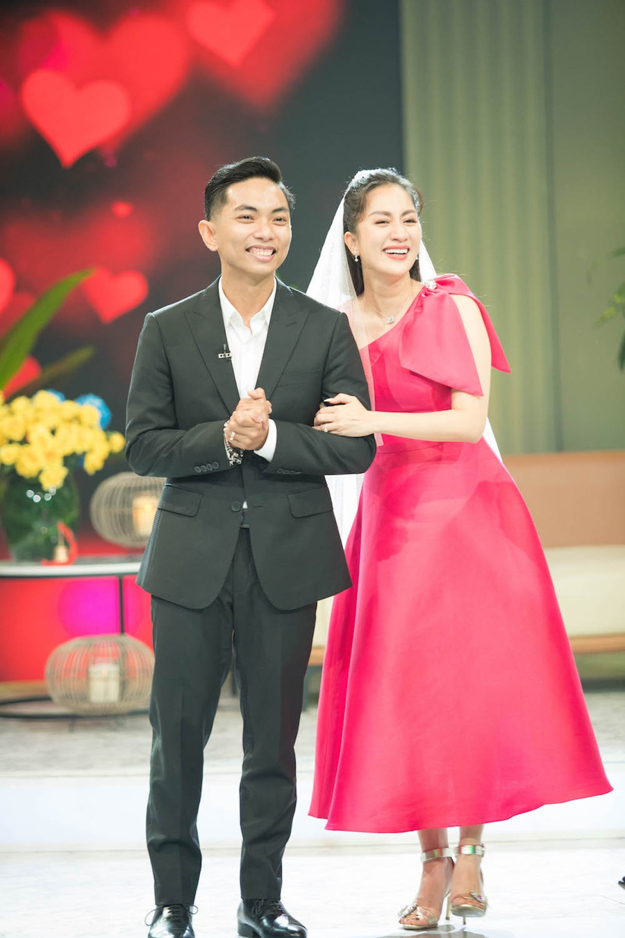 Nhiều khán giả gửi lời chúc phúc đến cặp đôi khi có được cái kết đẹp sau thời gian gắn bó. Ảnh: BTC