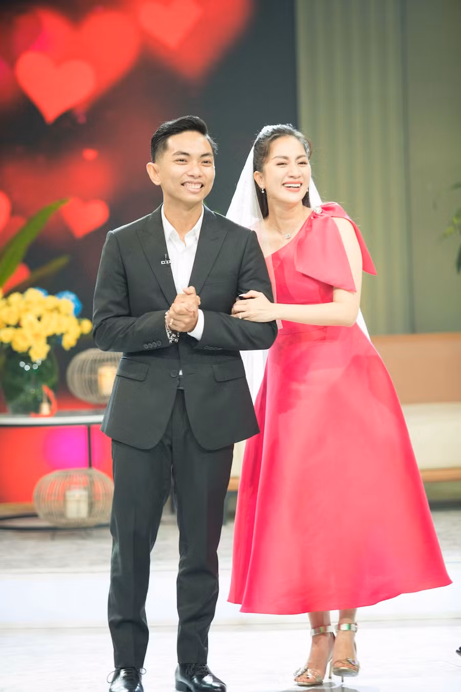 Nhiều khán giả gửi lời chúc phúc đến cặp đôi khi có được cái kết đẹp sau thời gian gắn bó. Ảnh: BTC