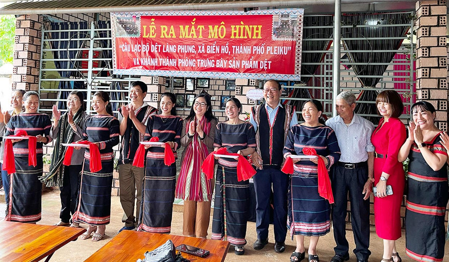 Câu lạc bộ cũng khánh thành phòng trưng bày các sản phẩm từ nghề dệt truyền thống. Ảnh: Hoàng Ngọc Khánh thành phòng trưng bày các sản phẩm từ nghề dệt truyền thống. Ảnh: Hoàng Ngọc