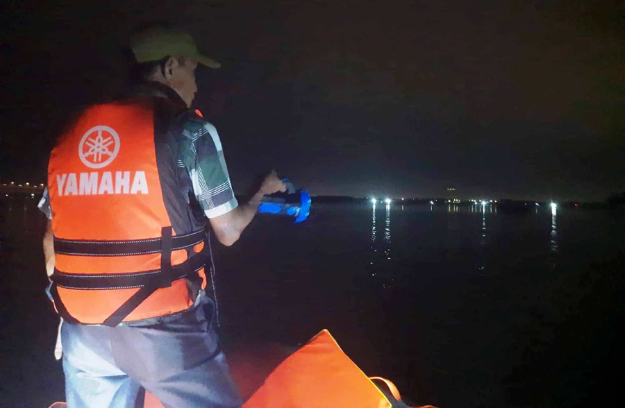 Lực lượng chức năng xuyên đêm tìm kiếm tung tích anh H. Ảnh: C.X Lực lượng chức năng xuyên đêm tìm kiếm tung tích anh H. Ảnh: C.X