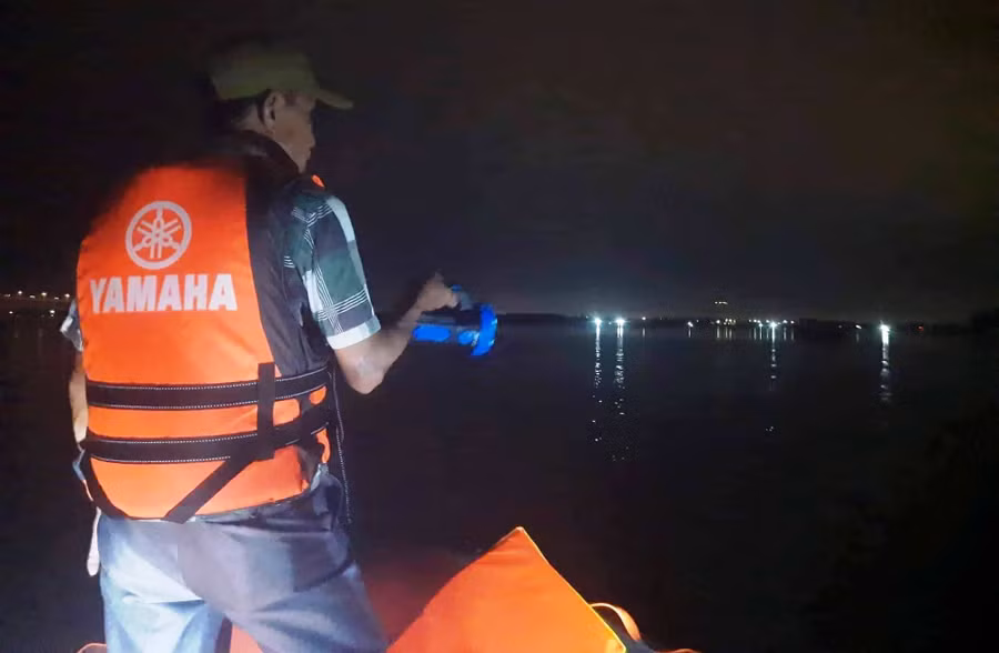 Lực lượng chức năng xuyên đêm tìm kiếm tung tích anh H. Ảnh: C.X