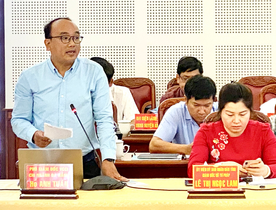 Ông Hồ Anh Tuấn-Phó Giám đốc VCCI Chi nhánh Đà Nẵng kiến nghị nhiều giải pháp để nâng cao năng lực điều hành của chính quyền tỉnh. Ảnh: Hà Duy