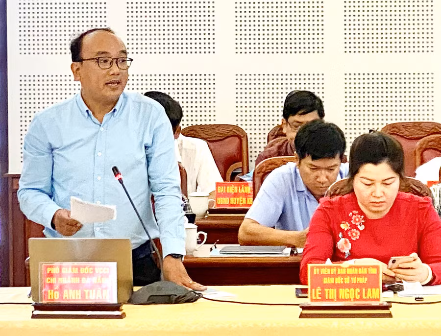 Ông Hồ Anh Tuấn-Phó Giám đốc VCCI Chi nhánh Đà Nẵng kiến nghị nhiều giải pháp để nâng cao năng lực điều hành của chính quyền tỉnh. Ảnh: Hà Duy