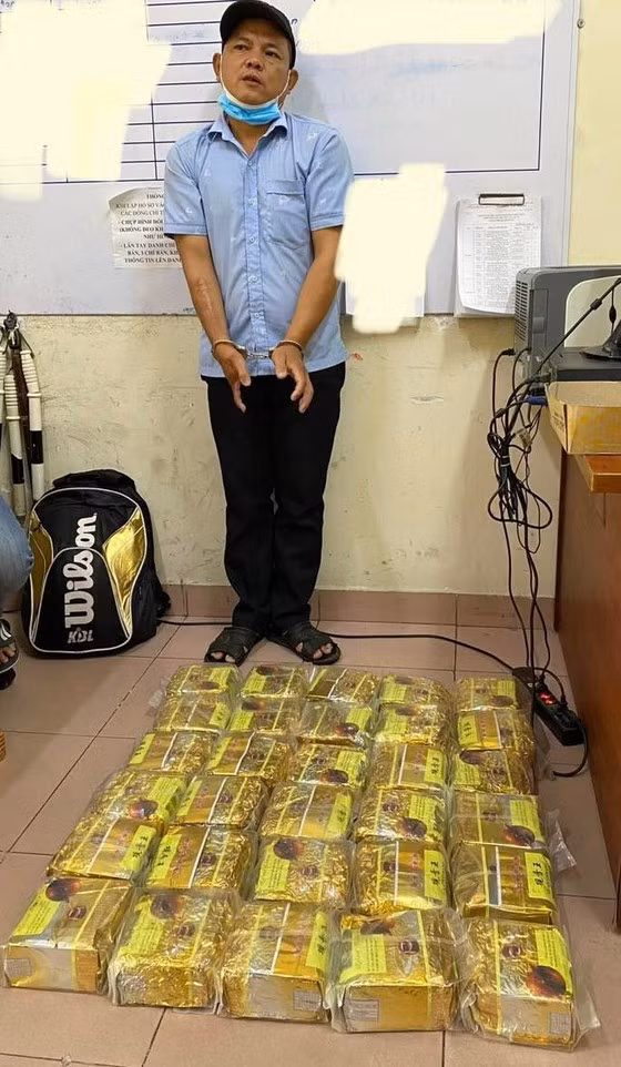 Trung "7 ngón" cùng tang vật thu giữ. Ảnh: T.D. Trung