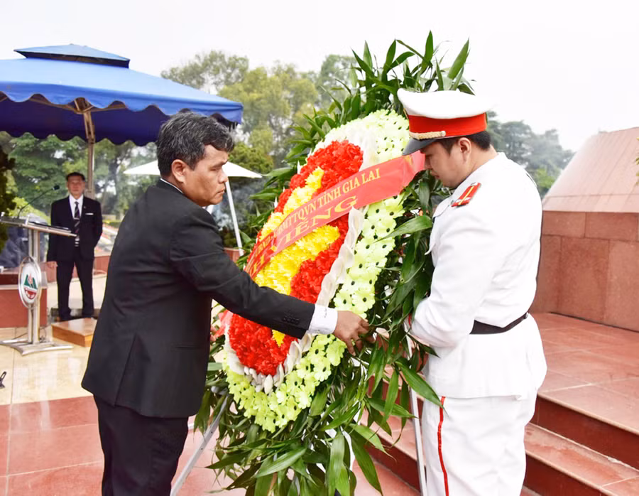 Bí thư Tỉnh ủy Hồ Văn Niên dâng hoa viếng các anh hùng liệt sĩ tại Nghĩa trang Liệt sĩ tỉnh