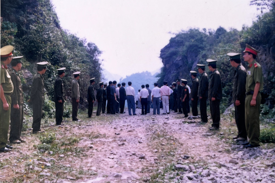 Lực lượng BĐBP và Công an H.Mèo Vạc làm nhiệm vụ bảo vệ biên giới, năm 2000. Ảnh: Tư liệu