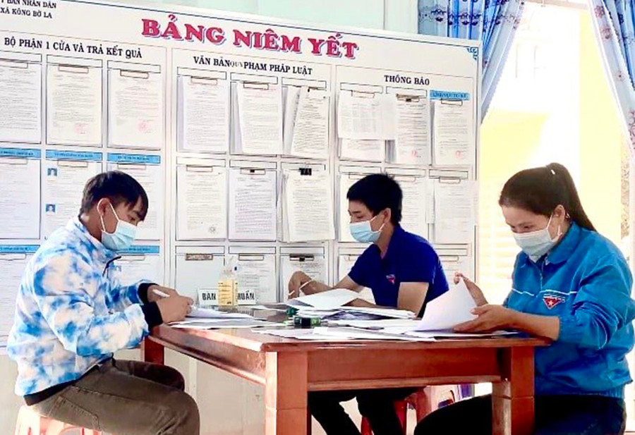 Đoàn Thanh niên huyện Kbang triển khai hoạt động “Ngày thứ 7 tình nguyện giải quyết thủ tục hành chính cho Nhân dân” tại xã Kông Pla. Ảnh: Minh Phương