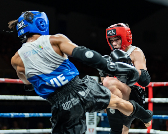 Duy Nhất chủ động tấn công Almaz Sarsembekov Duy Nhất chủ động tấn công Almaz Sarsembekov