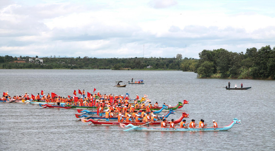 Hồ Ea Knốp (thị trấn Ea Knốp) có nhiều tiềm năng phát triển du lịch - thương mại - dịch vụ của thị xã Ea Kar trong tương lai. Hồ Ea Knốp (thị trấn Ea Knốp) có nhiều tiềm năng phát triển du lịch - thương mại - dịch vụ của thị xã Ea Kar trong tương lai.