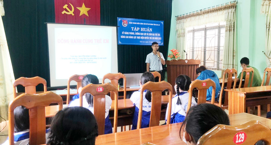  Đại diện Sở Tư pháp tập huấn kỹ năng cho thiếu nhi huyện Đak Đoa. Ảnh: PhanLài