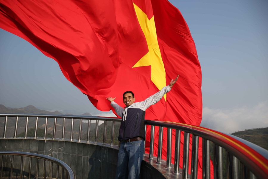 Lá cờ Tổ quốc rộng 54 m2 trên cột cờ quốc gia Lũng Cú. Ảnh: Mai Thanh Hải