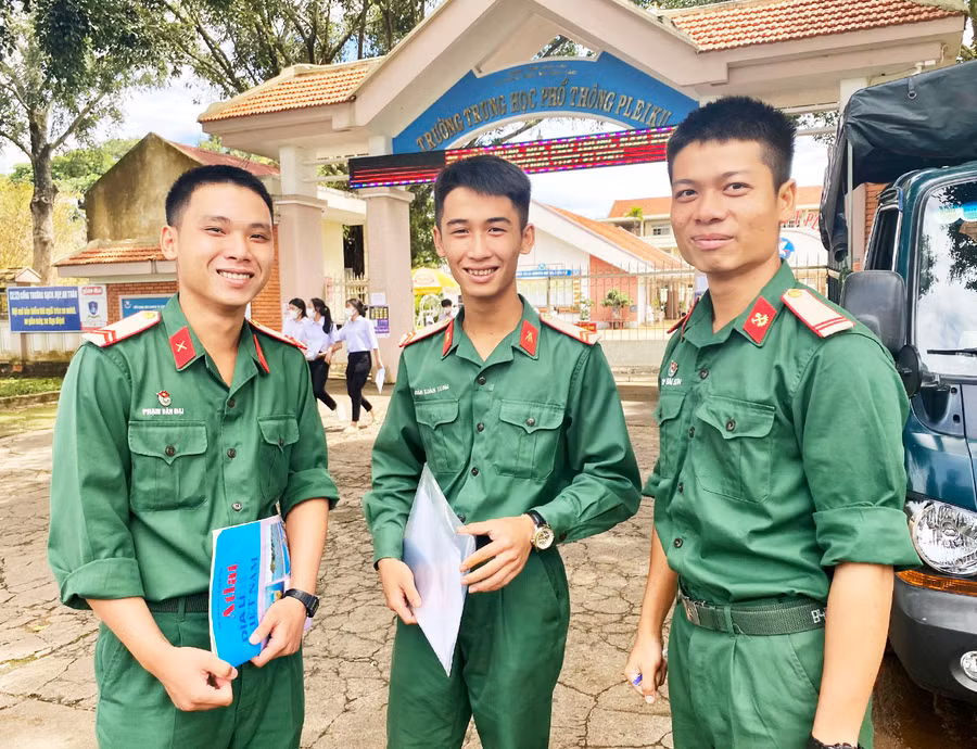 Binh nhất Đoàn Xuân Tùng (giữa; Sư đoàn 320, Quân đoàn 3) cùng bạn phấn khởi vì đã hoàn thành tương đối tốt kỳ thi. Ảnh: Mộc Trà Binh nhất Đoàn Xuân Tùng (giữa; Sư đoàn 320, Quân đoàn 3) cùng bạn phấn khởi vì đã hoàn thành tương đối tốt kỳ thi. Ảnh: Mộc Trà