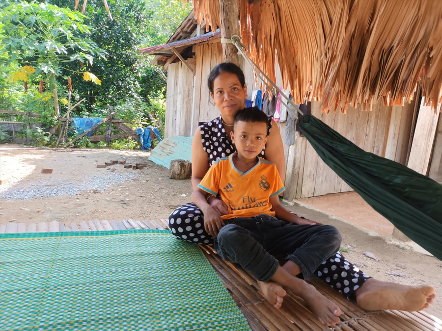 Chị Phí con ông Nhập: “Rẫy, vườn bỏ hoang, trâu bò phá hết”. Ảnh: T.V