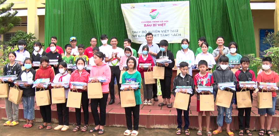 Đại diện Quỹ Bầu Bí Việt tặng sách giáo khoa và đồng phục cho học sinh nghèo xã Ia Dom. Ảnh: Huy Tịnh  Đại diện Quỹ Bầu Bí Việt tặng sách giáo khoa và đồng phục cho học sinh nghèo xã Ia Dom. Ảnh: Huy Tịnh
