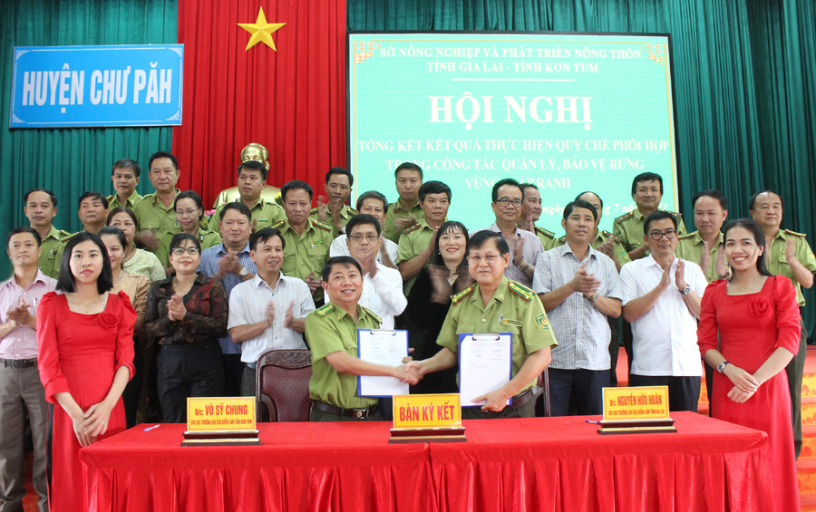 Lãnh đạo Chi cục Kiểm lâm 2 tỉnh Gia Lai và Kon Tum ký kết quy chế phối hợp. Ảnh: Nguyễn Diệp  Lãnh đạo Chi cục Kiểm lâm 2 tỉnh Gia Lai- Kon Tum ký kết Quy chế phối hợp trong thời gian tới. Ảnh: Nguyễn Diệp