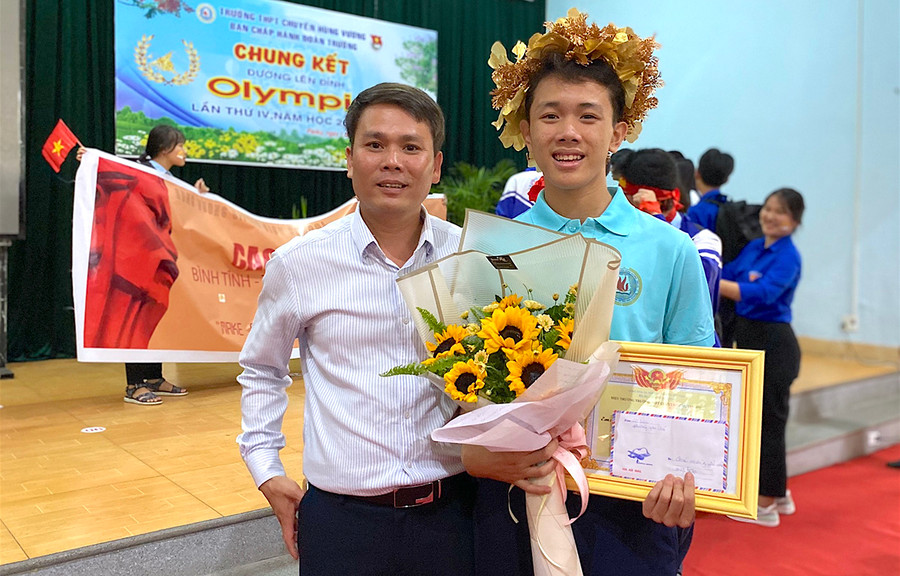 Em Nguyễn Vũ Nhật Huy (bìa phải)-Trường THPT chuyên Hùng Vương là thủ khoa kỳ thi tốt nghiệp THPT năm 2022 của Gia Lai. Ảnh: Mộc Trà Em Nguyễn Vũ Nhật Huy (bìa phải)-Trường THPT chuyên Hùng Vương (TP. Pleiku) là thủ khoa kỳ thi tốt nghiệp THPT năm 2022 của Gia Lai. Ảnh: Mộc Trà