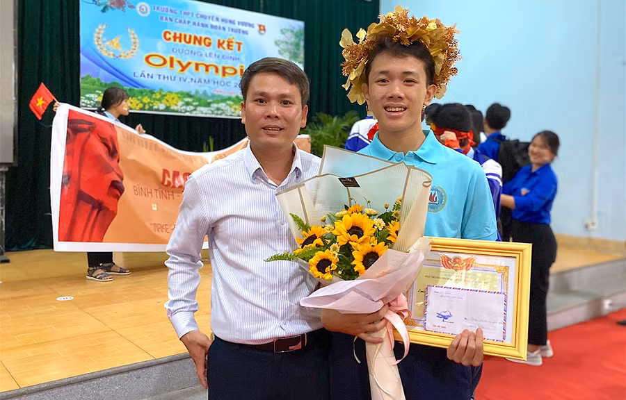 Em Nguyễn Vũ Nhật Huy (bìa phải)-Trường THPT chuyên Hùng Vương (TP. Pleiku) là thủ khoa kỳ thi tốt nghiệp THPT năm 2022 của Gia Lai. Ảnh: Mộc Trà