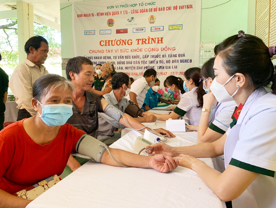 Các y-bác sĩ đã khám bệnh miễn phí cho hơn 200 đối tượng chính sách, người nghèo, đồng bào dân tộc thiểu số xã Ia Lâu. Ảnh: Hồng Thương Đoàn đã khám, chữa bệnh miễn phí cho hơn 200 đối tượng chính sách, người nghèo, đồng bào dân tộc thiểu số xã Ia Lâu. Ảnh: Hồng Thương