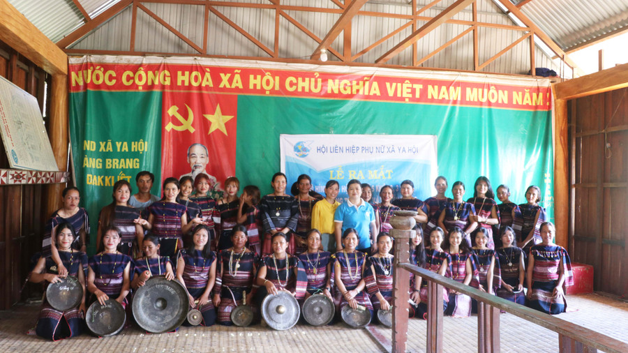 Hội viên phụ nữ làng Brang-Đak Kliết (xã Ya Hội, huyện Đak Pơ) tham gia mô hình “Chi hội 5 không 3 sạch xây dựng nông thôn mới”. Ảnh: Ngọc Minh Hội viên phụ nữ làng Brang-Đak Kliết (xã Ya Hội, huyện Đak Pơ) tham gia mô hình “Chi hội 5 không 3 sạch xây dựng nông thôn mới”. Ảnh: Ngọc Minh
