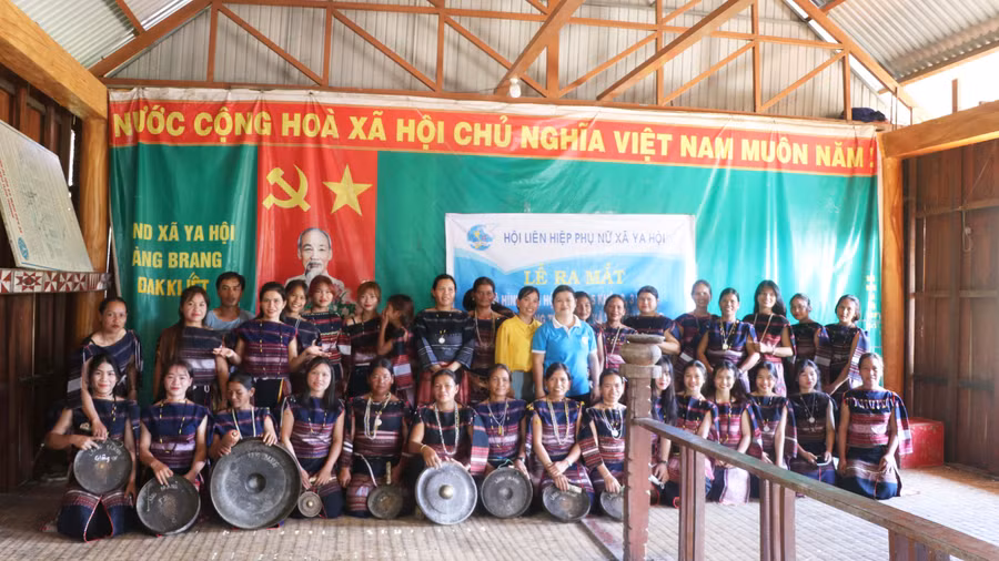 Hội viên phụ nữ làng Brang-Đak Kliết (xã Ya Hội, huyện Đak Pơ) tham gia mô hình “Chi hội 5 không 3 sạch xây dựng nông thôn mới”. Ảnh: Ngọc Minh