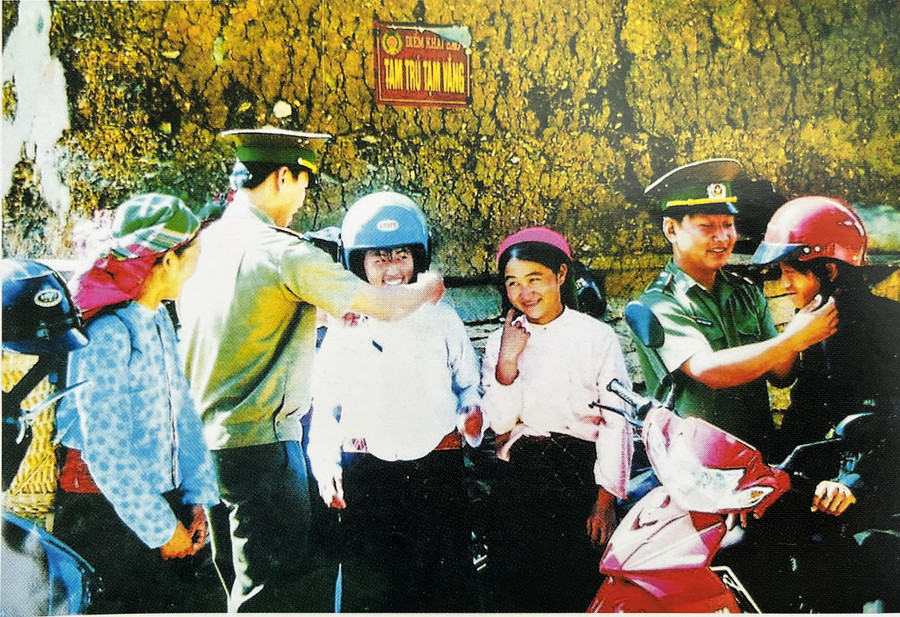 BĐBP Hà Giang tặng mũ bảo hiểm cho đồng bào H.Mèo Vạc. Ảnh: Tư liệu