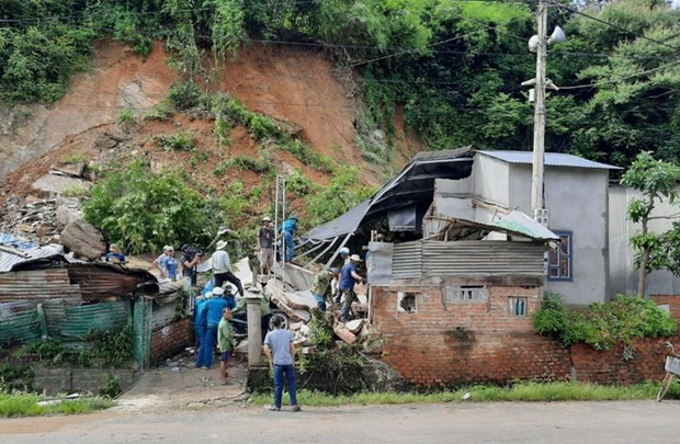 Chính quyền địa phương huy động lực lượng tổ chức dỡ bỏ căn nhà bị sập, hỗ trợ gia đình nạn nhân tìm kiếm, bảo quản tài sản còn lại sau vụ sập nhà. (Ảnh: TTXVN phát) Chính quyền địa phương huy động lực lượng tổ chức dỡ bỏ căn nhà bị sập, hỗ trợ gia đình nạn nhân tìm kiếm, bảo quản tài sản còn lại sau vụ sập nhà. (Ảnh: TTXVN phát)