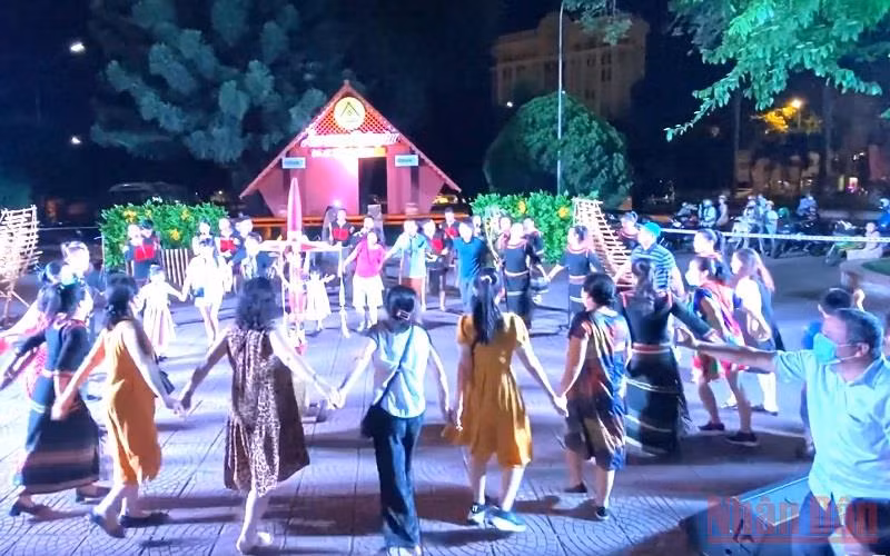 Du khách đến xem và giao lưu với các nghệ nhân diễn tấu cồng chiêng tại Chương trình biểu diễn văn hóa cồng chiêng phục vụ nhân dân và du khách được tổ chức tại Trung tâm văn hóa tỉnh Đắk Lắk.