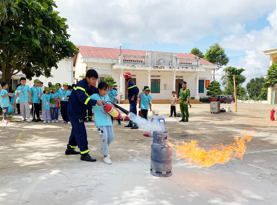  Các học viên được hướng dẫn kỹ năng dập tắt đám cháy. Ảnh: T.B