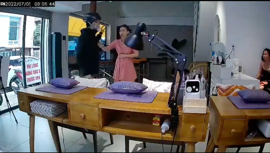 Nam thanh niên vẻ mặt bực tức lao vào tiệm spa đánh dã man một cô gái. Ảnh: N.H Nam thanh niên vẻ mặt bực tức lao vào tiệm spa đánh dã man một cô gái. Ảnh: N.H