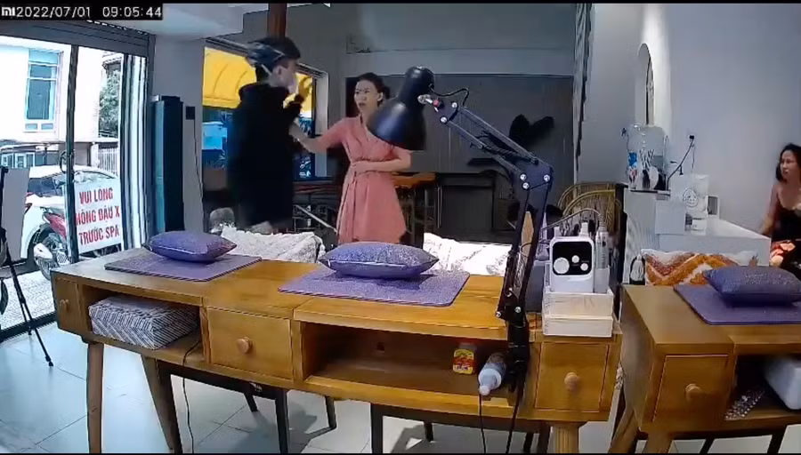 Nam thanh niên vẻ mặt bực tức lao vào tiệm spa đánh dã man một cô gái. Ảnh: N.H Nam thanh niên vẻ mặt bực tức lao vào tiệm spa đánh dã man một cô gái. Ảnh: N.H