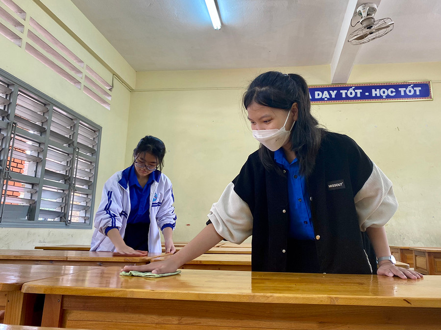 Học sinh Trường THPT Pleiku hỗ trợ dọn vệ sinh, khử khuẩn tại các phòng thi. Ảnh: Mộc Trà Học sinh Trường THPT Pleiku hỗ trợ dọn vệ sinh, khử khuẩn tại các phòng thi. Ảnh: Mộc Trà