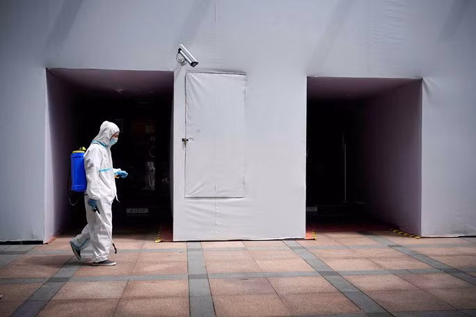 Nhân viên y tế phun thuốc khử khuẩn tại TP Thượng Hải - Trung Quốc hôm 1-7Ảnh: REUTERS