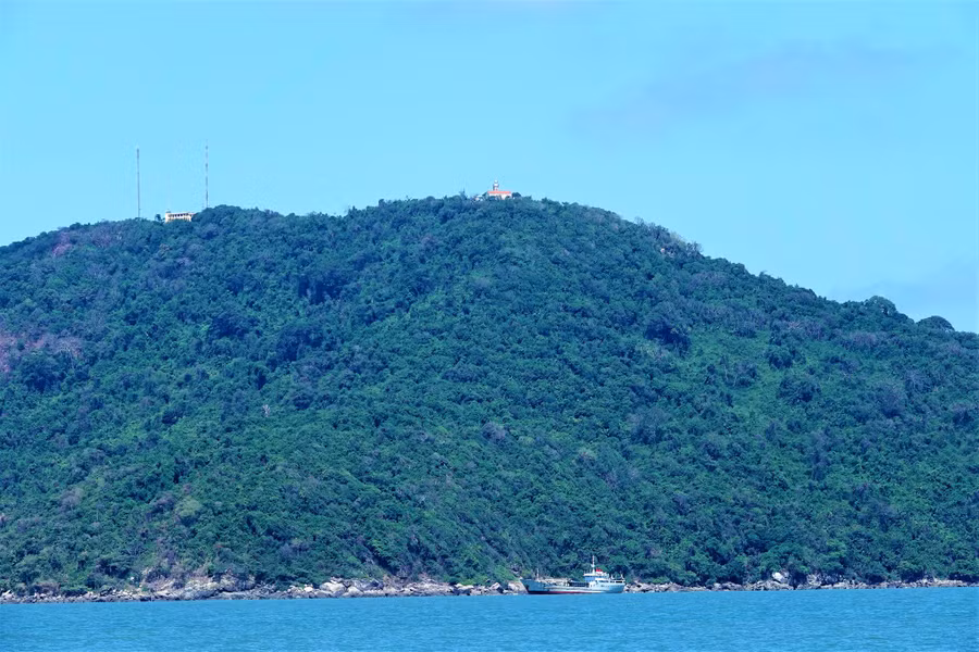 Hải đăng Hòn Khoai và trạm ra đa, tàu trực của Vùng 5 Hải quân, nhìn từ Hòn Đá Lẻ. Ảnh: Mai Thanh Hải