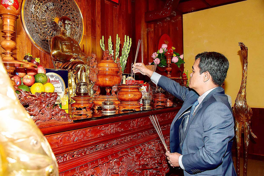 Bí thư Hồ Văn Niên dâng hương tại nơi thờ Bác. Ảnh: Đức Thụy