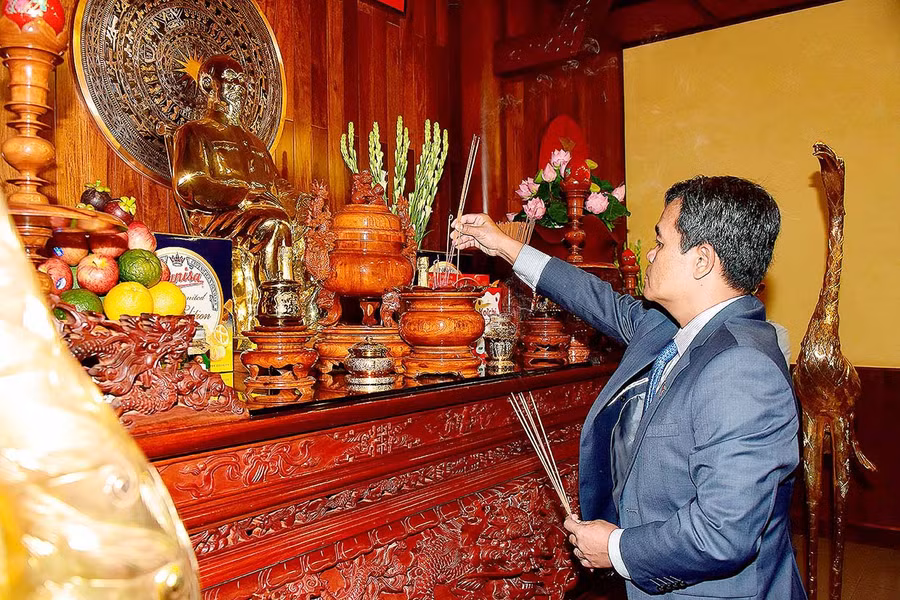 Bí thư Hồ Văn Niên dâng hương tại nơi thờ Bác. Ảnh: Đức Thụy