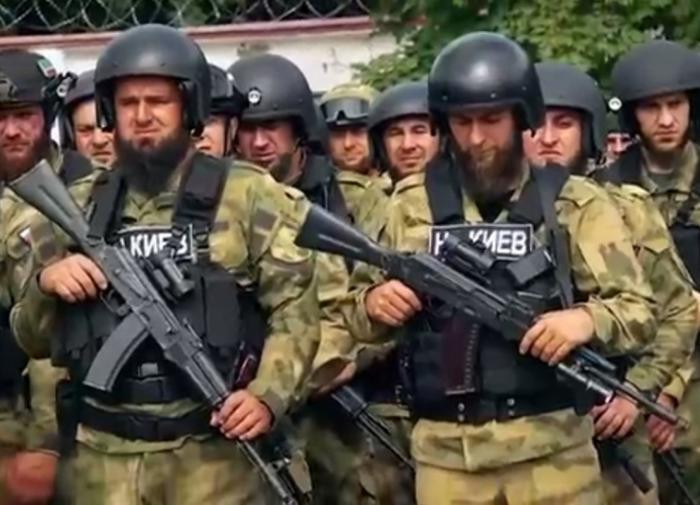 Hình ảnh binh lính Chechnya mặc quân phục có dòng chữ 