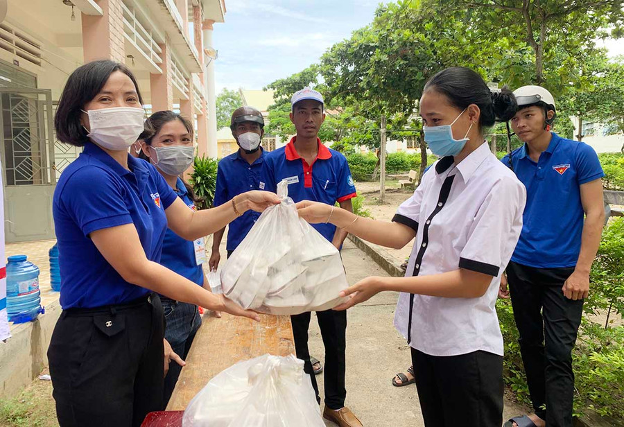 Đội thanh niên tình nguyện huyện Ia Pa phát cơm theo từng phòng cho các em học sinh ở lại Trường THCS Dân tộc Nội trú huyện. Ảnh: Vũ Chi 15 Đội thanh niên tình nguyện huyện Ia Pa phát cơm theo từng phòng cho các em học sinh ở lại Trường THPT Dân tộc Nội trú huyện.Ảnh Vũ Chi.jpg