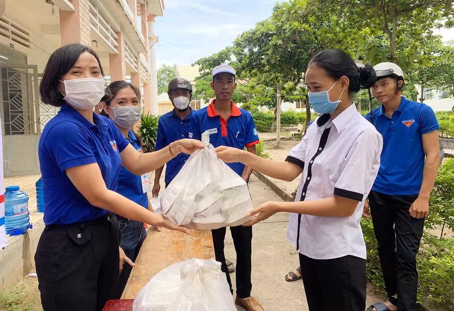 Đội thanh niên tình nguyện huyện Ia Pa phát cơm theo từng phòng cho các em học sinh ở lại Trường THCS Dân tộc Nội trú huyện. Ảnh: Vũ Chi 15 Đội thanh niên tình nguyện huyện Ia Pa phát cơm theo từng phòng cho các em học sinh ở lại Trường THPT Dân tộc Nội trú huyện.Ảnh Vũ Chi.jpg